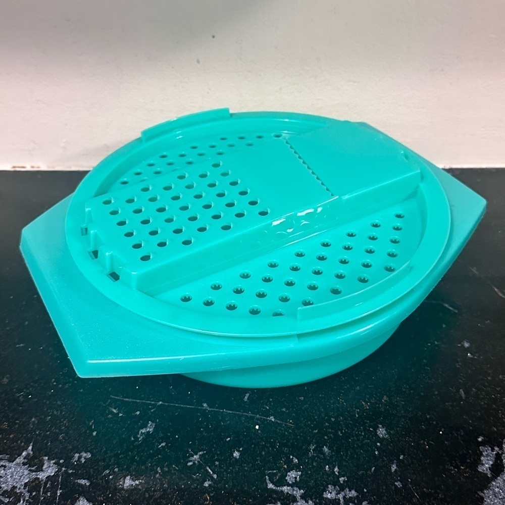 Vintage Tupperware Green Cheese / Veggie Slicer Shredder Grater Bowl 2 Piece Set
